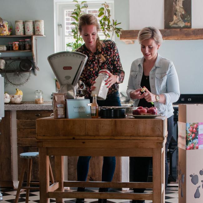 Bakken maar sfeerfoto vriendinnen in keuken met producten